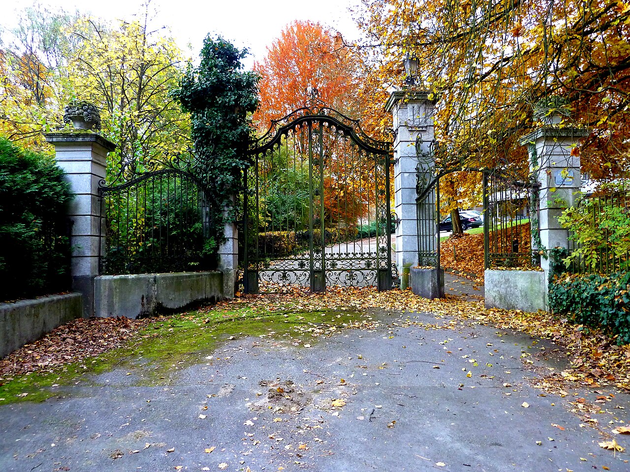 Historisches Gartentor der Villa Hatschek auf der Gugl in Linz